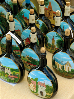 装在精美插画瓶中著名的弗兰肯葡萄酒(Franken)（摄影师Foto-Design Ernst Wrba，图片来源Deutsche Zentrale fuer Tourismus e.V.）