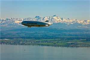 乘坐齐柏林飞艇俯瞰阿尔卑斯山前麓的博登湖(图片来源Tourist-Information Friedrichshafen）