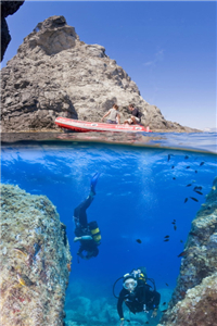 在土伦附近的西斯湾(Cap Sicie)潜水摄影的游人(摄影师Robert Palomba，图片来源© Atout France）