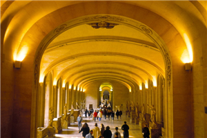 卢浮宫中的古罗马雕像长廊(摄影师Catherine Bibollet，图片来源© Atout France）